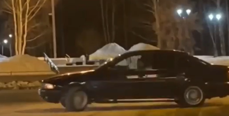 В Нижнем Тагиле водитель BMW устроил опасный дрифт на улицах Вагонки | Водитель BMW устроил дрифт на улицах Нижнего Тагила