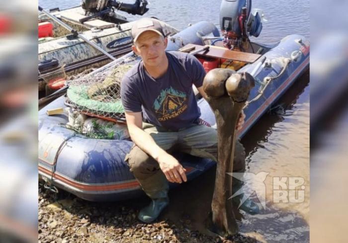 В Свердловской области рыбак выловил 15-килограммовую кость мамонта | На Урале рыбак второй год подряд находит останки мамонта в реке