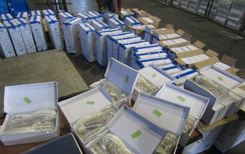 Екатеринбургские таможенники  обнаружили 384 пары незадекларированных кроссовок