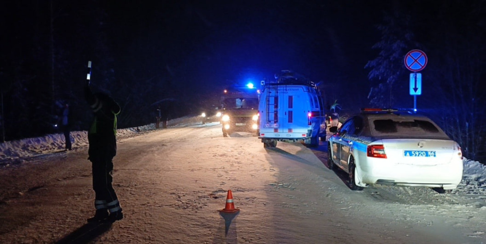 «Жигули» на встречке под автобус: под Нижним Тагилом в лобовом столкновении погиб водитель | Под Нижним Тагилом в столкновении легковушки с автобусом погиб водитель