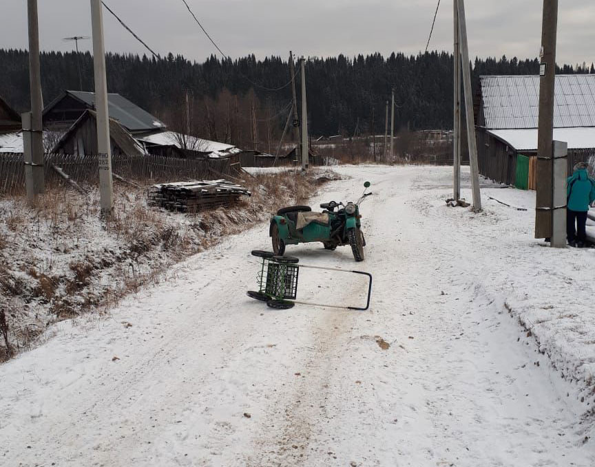 В пригороде Нижнего Тагила мотоциклист без «прав» сбил старушку