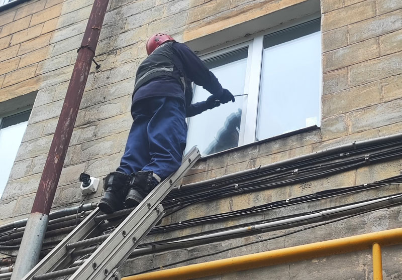 Дверь захлопнулась — дети внутри: как спасатели Нижнего Тагила пришли на помощь | В Нижнем Тагиле спасатели дважды помогали горожанам попасть в квартиры