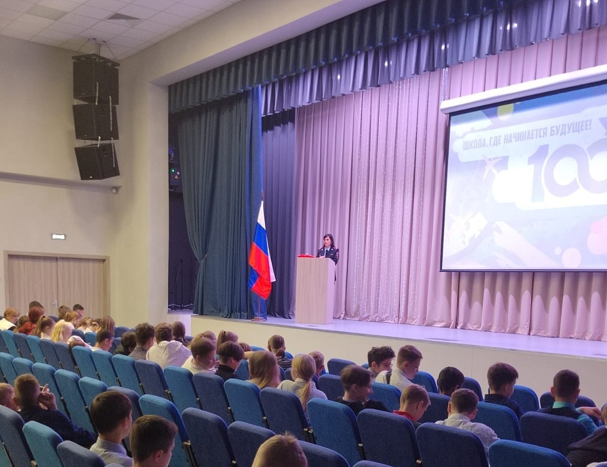 Сотрудники полиции в Нижнем Тагиле обеспечивают безопасность и знание закона среди молодежи