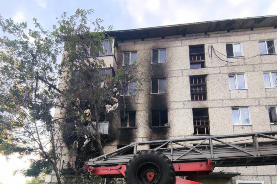 В Свердловской области погибли двое человек: в пятиэтажном доме произошел хлопок газового баллона и пожар | Уральцы погибли в результате взрыва газового баллона, который произошел в жилом доме в ночь на 26 июня 