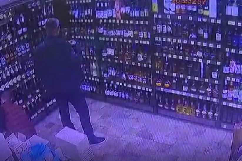 В Нижнем Тагиле устанавливают личность подозреваемого в краже | На Урале полиция расследует дело о краже из магазина