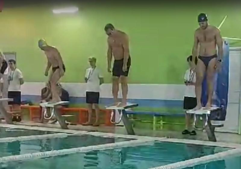 Мэр Нижнего Тагила проплыл дистанцию вместе со спортсменами в рамках Спартакиады | Глава Нижнего Тагила проплыл дистанцию в рамках 27 Спартакиады