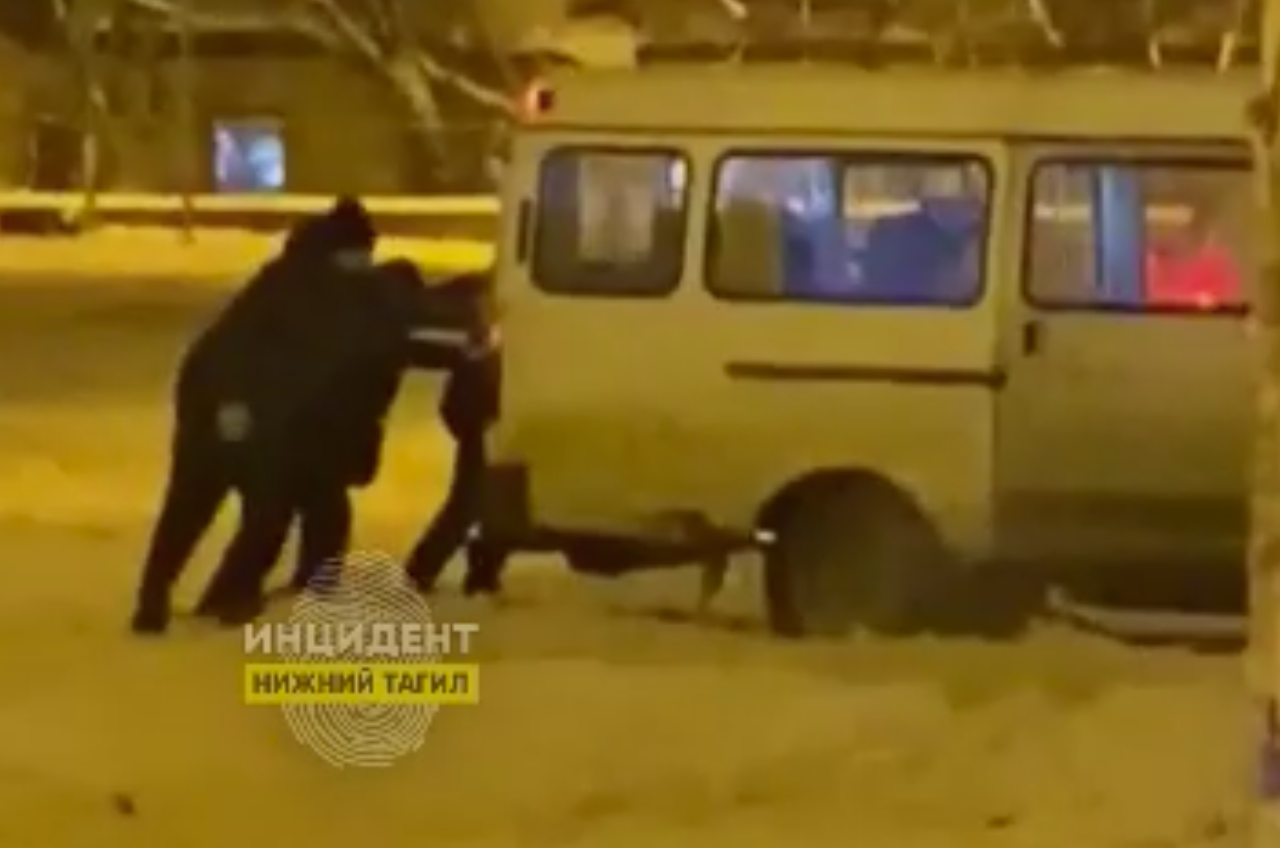 Герои снежного коллапса: Тагильчане объединяют усилия, чтобы преодолеть трудности