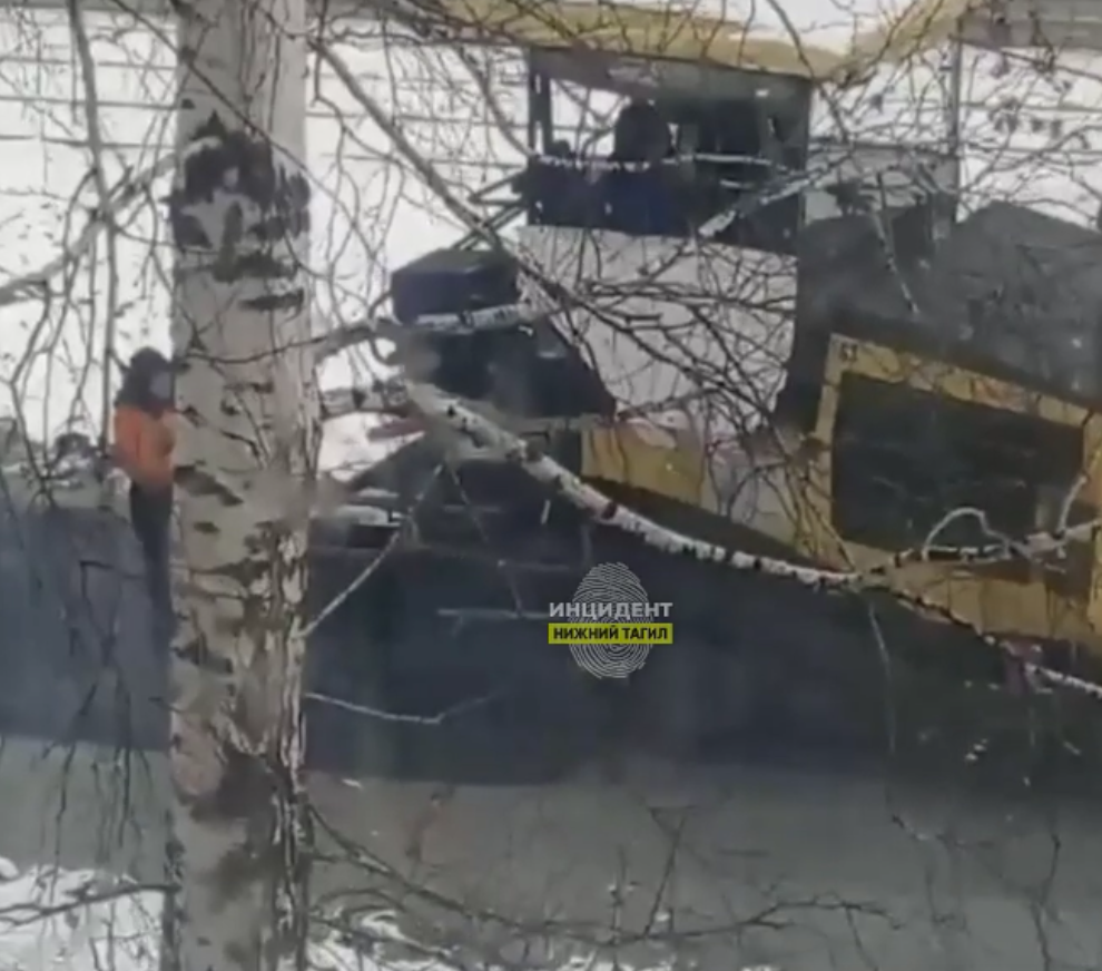 Тагильские коммунальщики укладывают асфальт прямо в снег