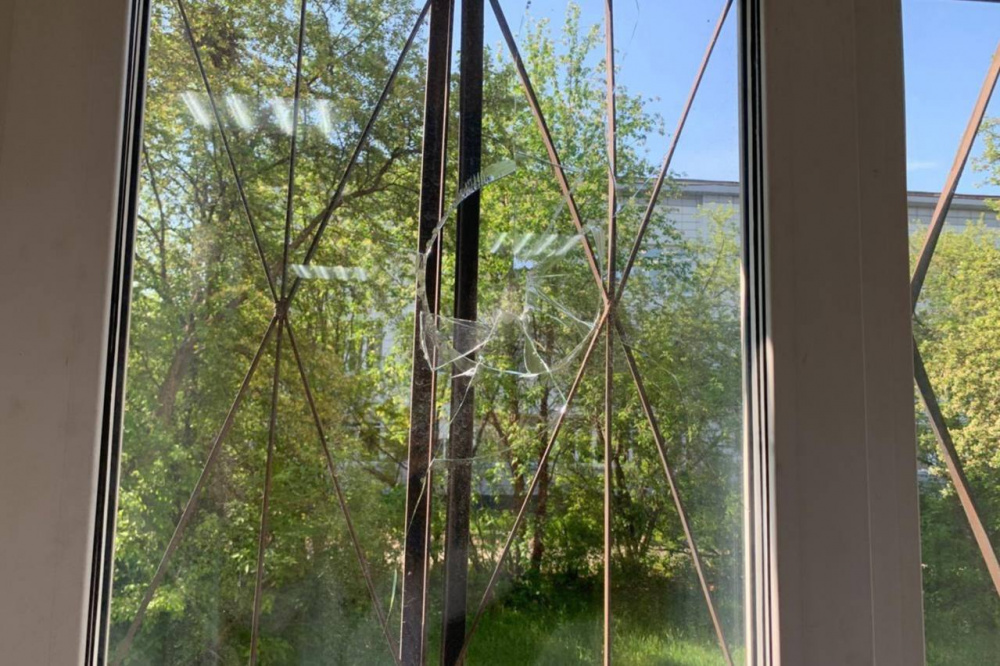 В больнице Нижнего Тагила неизвестные разбили окно: это второй случай вандализма за последнее время  | На Урале из-за вандалов, разбивших окна в больнице, прием пациентов был приостановлен