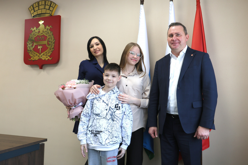 Глава Нижнего Тагила исполнил мечту юной местной жительницы | На Урале исполнили мечту 14-летней школьницы