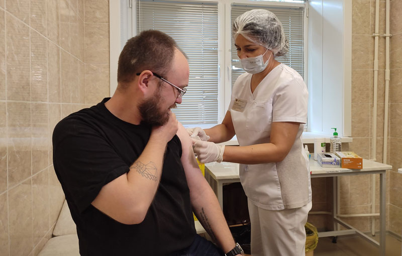 Свердловская область получила 685 тысяч доз вакцины от гриппа: кто может привиться бесплатно | В Свердловской области началась массовая вакцинация от гриппа — кому прививки ставят бесплатно