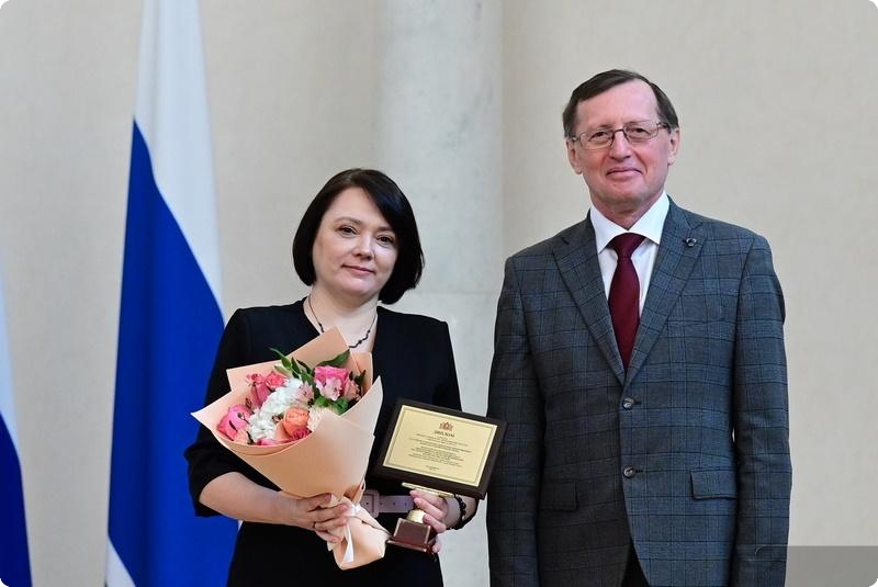 В Нижнем Тагиле работников культуры наградили губернаторскими премиями в размере 60 тысяч рублей | На Урале специалистам сферы культуры вручили денежное вознаграждение В Нижнем Тагиле работников культуры наградили губернаторскими премиями в размере 60 тысяч рублей | На Урале специалистам сферы культуры вручили денежное вознаграждение