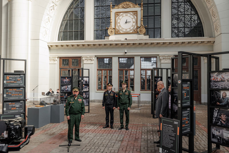 На Киевском вокзале открыли выставку «Священный завод»: лица рабочих и мощь танков | Уралвагонзавод представил в Москве выставку «Священный завод» с фотографиями рабочих и диорамой боя Т-90М