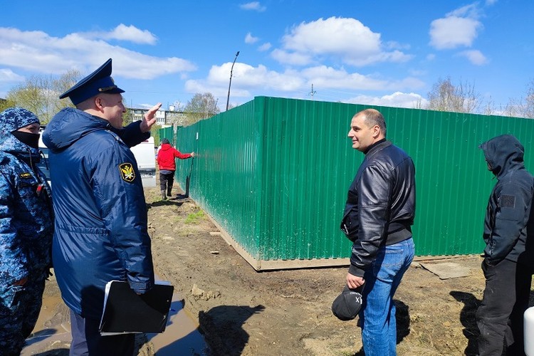 На Урале развернулась трагическая история, связанная с нелегальным приютом | На Урале сносят приют, в котором жила сотня собак