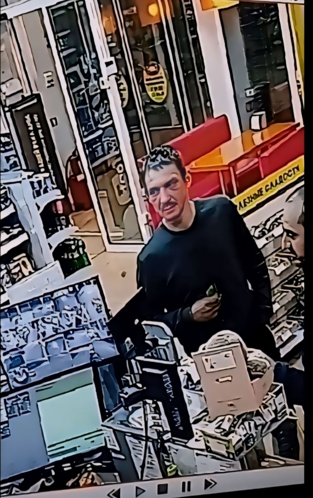 В Нижнем Тагиле сотрудники полиции устанавливают личность мужчины, похитившего деньги с банковской карты пенсионерки | В Нижнем Тагиле сотрудники полиции устанавливают личность мужчины, похитившего деньги с банковской карты пенсионерки