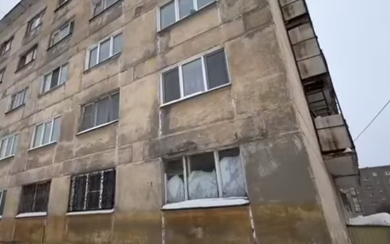 В Нижнем Тагиле инвалид проживает в холодной комнате, в доме, покрытом плесенью, без воды, с оголенными проводами и с вечными потопами В Нижнем Тагиле инвалид проживает в холодной комнате, в доме, покрытом плесенью, без воды, с оголенными проводами и с вечными потопами