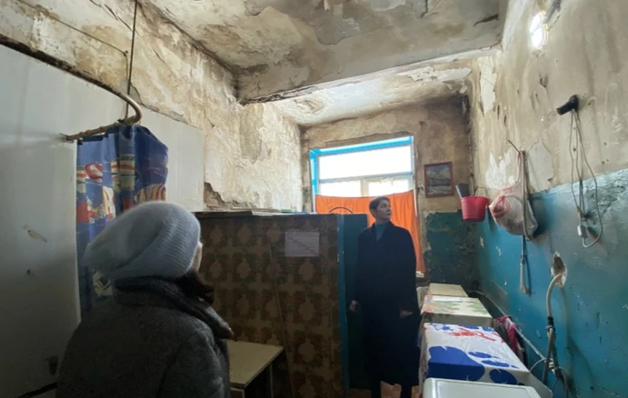 Бастрыкин взял на контроль дело об опасном бараке с гниющими потолками в Екатеринбурге Бастрыкин взял на контроль дело об опасном бараке с гниющими потолками в Екатеринбурге