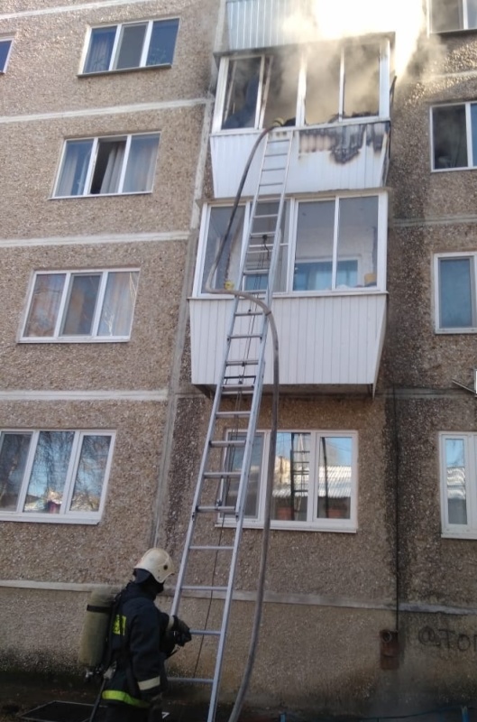 Днем в Нижнем Тагиле в мусоросборнике жилого дома горел мусор