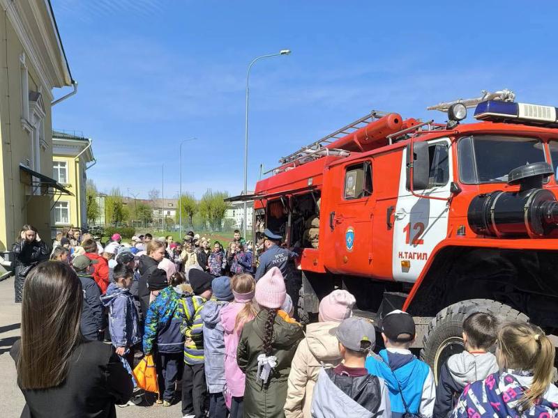 Тагильским школьникам рассказали о правилах безопасности при пожаре: спасатели провели урок для детей | Пожарные провели урок безопасности для школьников в Нижнем Тагиле  