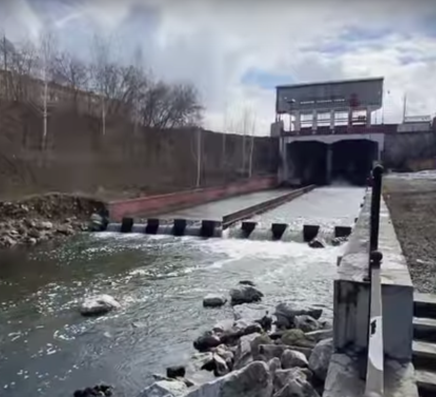 Подготовка к весеннему половодью в Нижнем Тагиле: ситуация под контролем | Подготовка к безаварийному пропуску весеннего паводка в Нижнем Тагиле ведется в штатном режиме