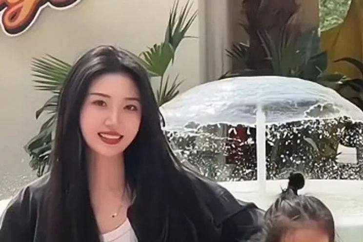 Бабушка из Китая удивила публику своим видом: она выглядит как молодая девушка | В Китае бабушка удивила всех своим молодым внешним видом 