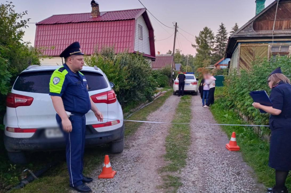 Под Нижним Тагилом 17-летняя девушка без прав сбила женщину с 5-летним ребенком | На Урале в ДТП по вине несовершеннолетней пострадала мама с ребенком