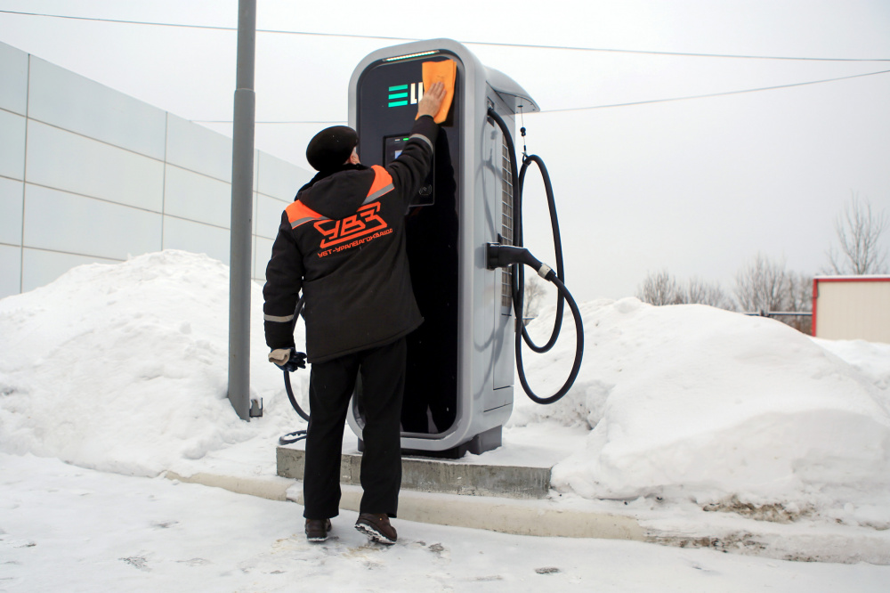 В Нижнем Тагиле запустили первую быструю зарядную станцию для электрокаров | На Урале появилась новая быстрая зарядная станция для электромобилей 
