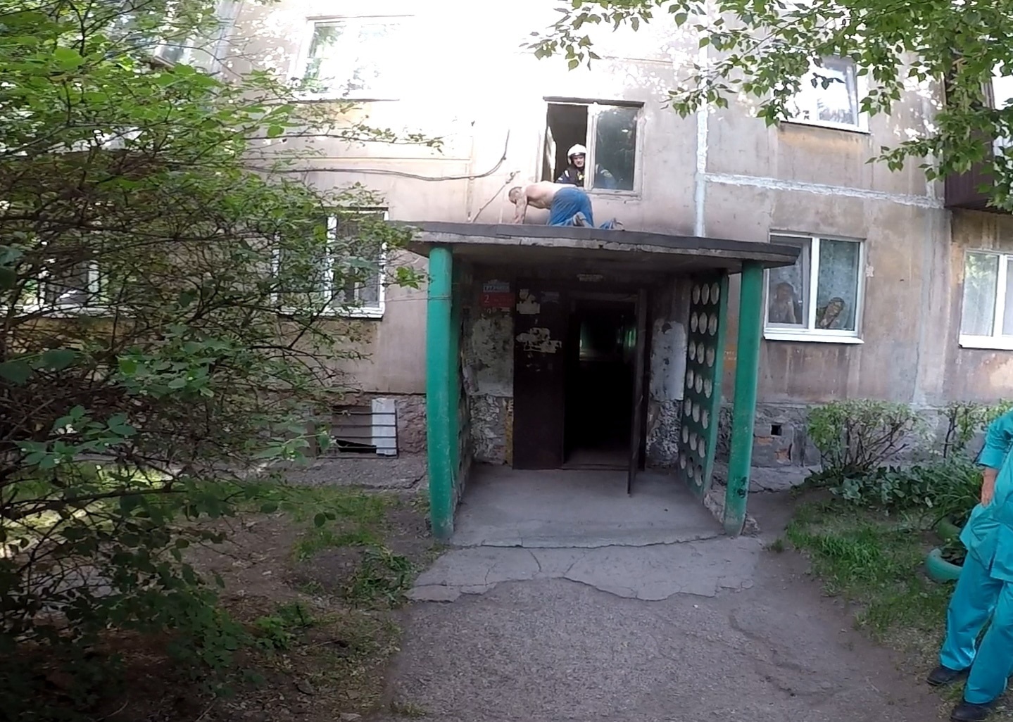 На Тагилстрое мужчина упал на козырек подъезда