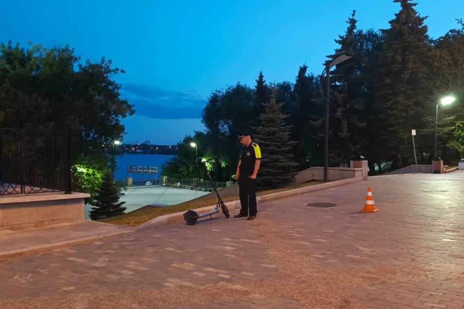 В Нижнем Тагиле электросамокатчик сбил 5-летнюю девочку на тротуаре | На Урале маленькую девочку сбил водитель электросамоката