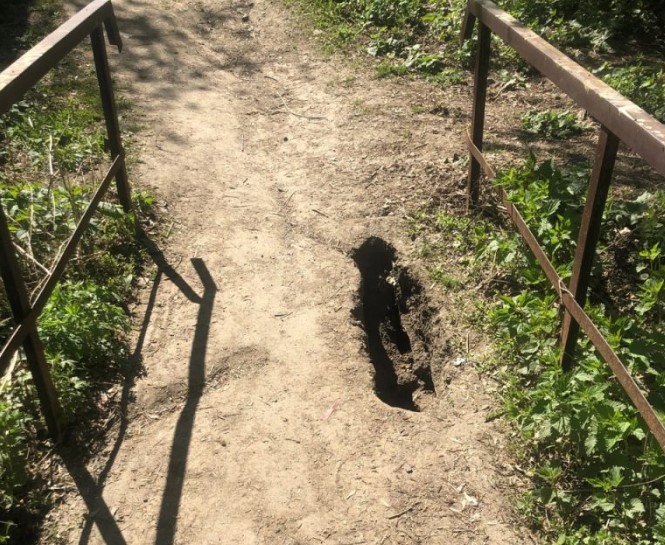 В Нижнем Тагиле гниет мост на улице Бондина — жители требуют его восстановления | Жители Нижнего Тагила жалуются на гниющий мост и бездействие властей