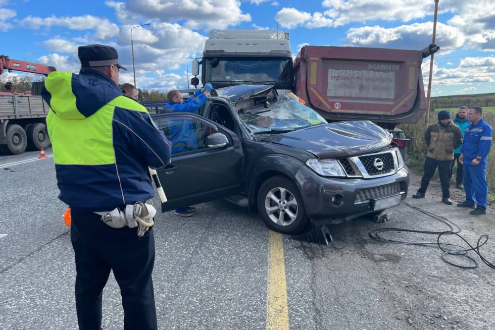 Пострадавших в ДТП с тяжелыми переломами доставили в больницу: сотрудники ГИБДД Нижнего Тагила выясняют обстоятельства | На Урале семейная пара пострадала в ДТП с участием трех автомобилей
