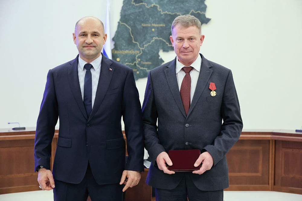 Восемь работников из Нижнего Тагила получили госнаграды из рук полпреда президента | Восемь металлургов Нижнего Тагила получили госнаграды