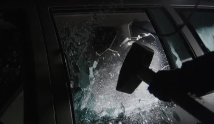 Расплата по-тагильски: женщина разгромила автомобиль мужа, узнав об измене | В Нижнем Тагиле женщина разгромила машину мужа после его измены