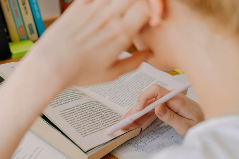 Врач Садулаева рассказала, как сохранить зрение ребенка во время учебного года | Офтальмолог Садулаева: для сохранения зрения можно отвлекаться на вид из окна