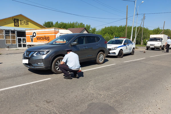 Сотрудники ГИБДД уст­анавливают обстоятел­ьства ДТП, в результ­ате которого пострад­ал несовершеннолетний пешеход