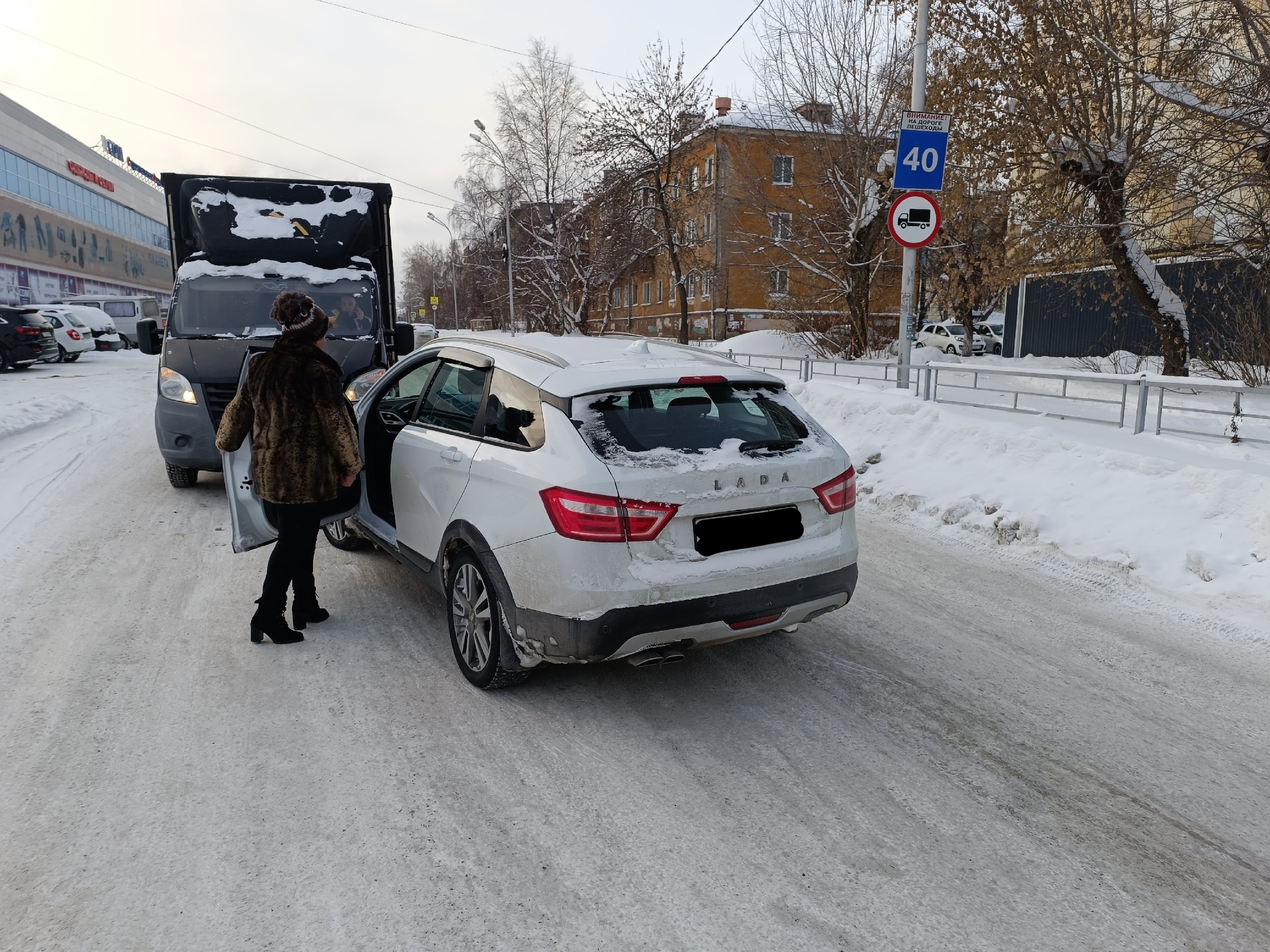 Женщина попала в две аварии за одну минуту в Нижнем Тагиле