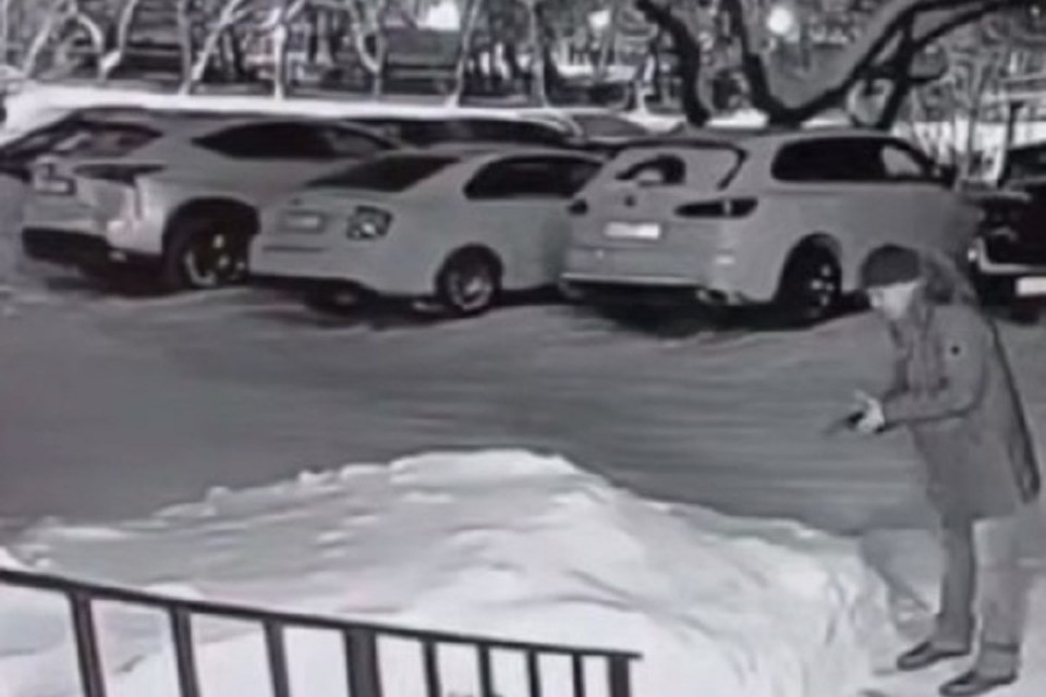 В Нижнем Тагиле мужчина открыл стрельбу после ссоры с женой | Стрельба во дворе Нижнего Тагила: мужчина после ссоры с женой открыл огонь В Нижнем Тагиле мужчина открыл стрельбу после ссоры с женой | Стрельба во дворе Нижнего Тагила: мужчина после ссоры с женой открыл огонь