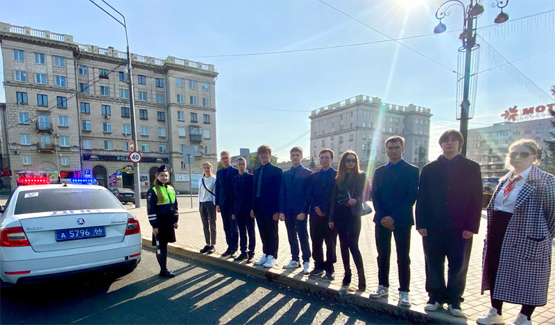 Совместная акция ГИБДД и колледжа: как студенты помогают снижать ДТП в Нижнем Тагиле | В Нижнем Тагиле студенты и инспекторы ГИБДД проводят профилактический рейд