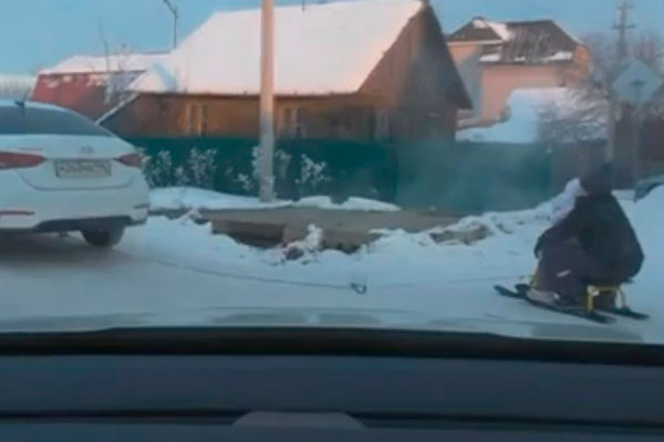 В Нижнем Тагиле сотрудники ГИБДД задержали нетрезвого водителя, который катал детей на снегокате, прицепив его к автомобилю