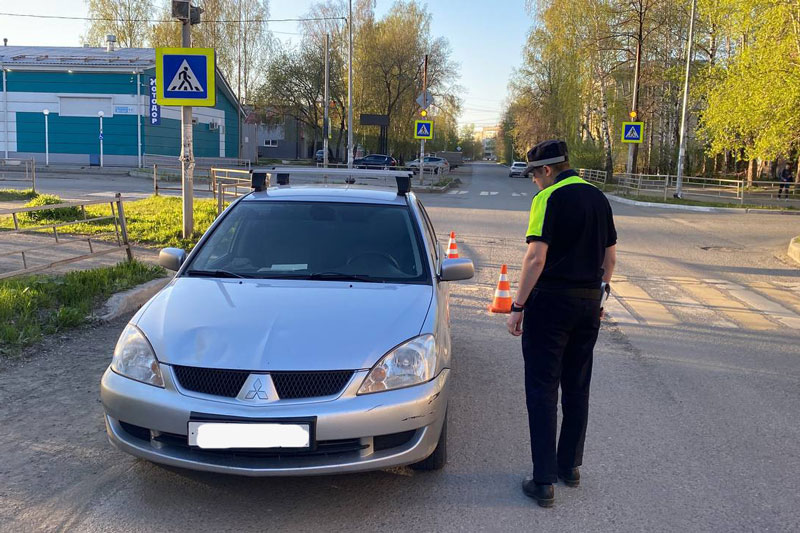 Водитель «Митсубиси Лансер» совершил наезд на пешеходов на пешеходном переходе в Нижнем Тагиле | В Свердловской области на пешеходном переходе сбиты два человека