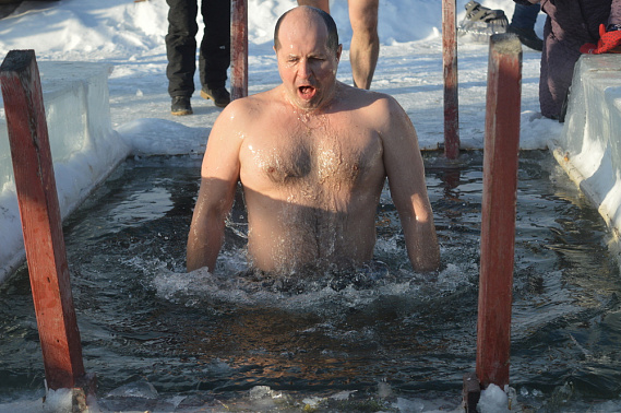 Врач предупреждает: главная ошибка при крещенских купаниях — не низкая температура, а отсутствие подготовки | Врач Карпенко объяснил, как правильно готовиться к крещенским купаниям