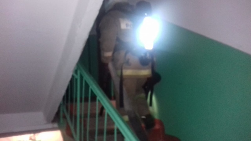 Рано утром в Нижнем Тагиле в пятиэтажке загорелся мусор. 16 человек эвакуировались самостоятельно