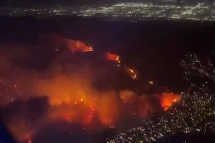 Страшный пожар в США разрушил дома знаменитостей Пэрис Хилтон и Бена Аффлека | В Южной Калифорнии крупный пожар охватил 11 тысяч гектаров земли 