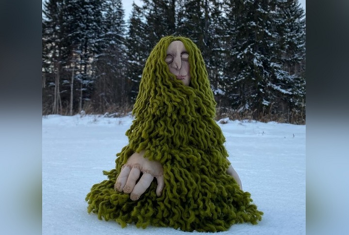 Художница из Нижнего Тагила поставила в лесу сказочную ель