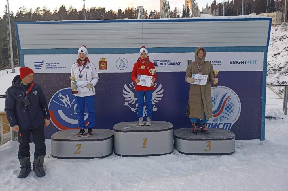 Тагильчане завоевали три медали на Кубке России по прыжкам на лыжах с трамплина | Уральские летающие лыжники завоевали золото на Кубке России