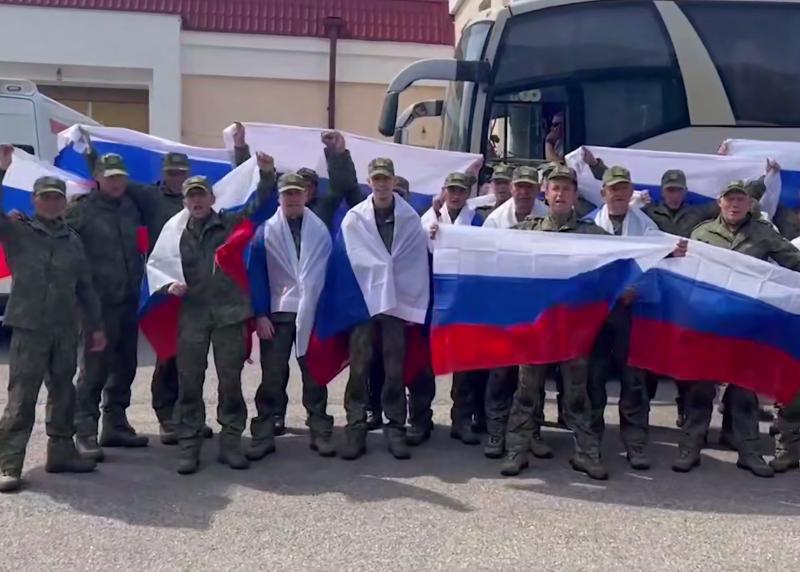 Между Россией и Украиной состоялся очередной обмен пленными | Россия вернула из украинского плена группу бойцов