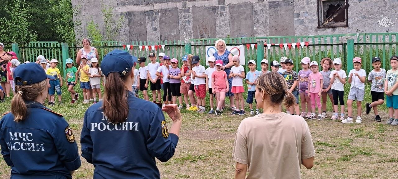 Пожарная команда в гостях: дети из Детского сада Нижнего Тагила учатся правилам пожарной безопасности