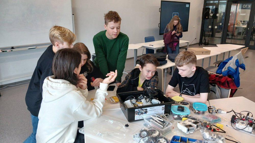 Нижний Тагил сияет на турнире в Сириусе: воспитанники ГДДЮТ вошли в ТОП-10 сильнейших команд | Тагильчане в десятке призеров на Турнире Технологических Сборных в Сириусе