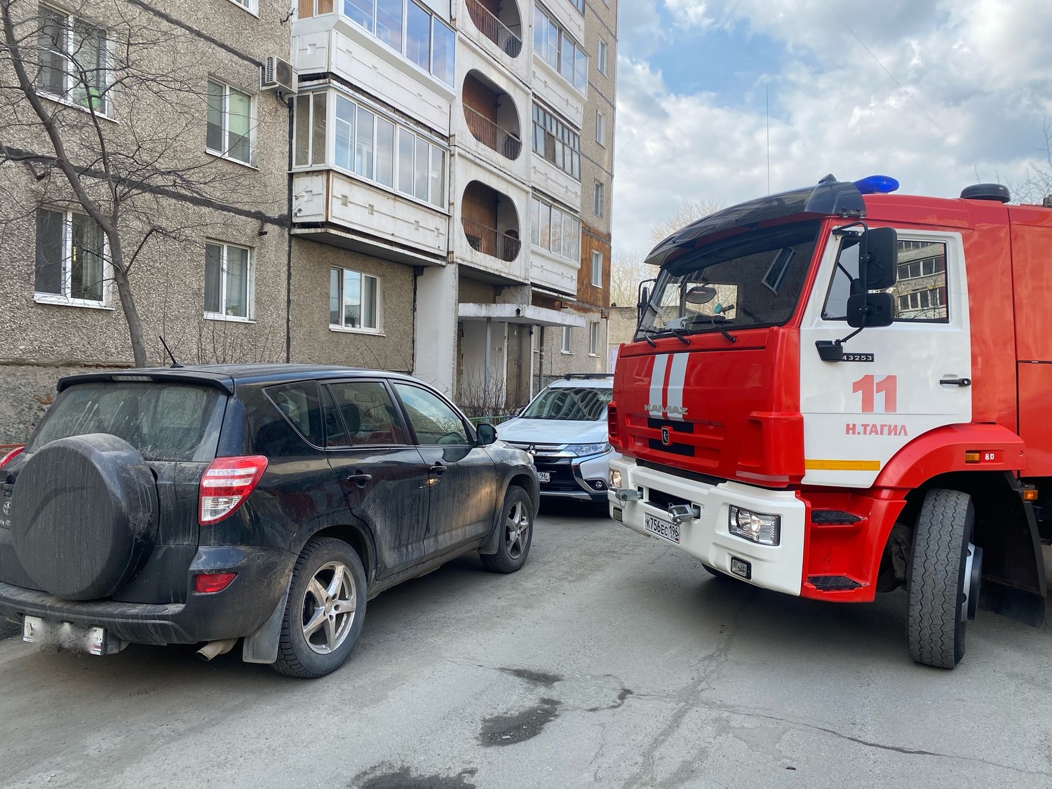 МЧС и ГИБДД провели рейд по проходимости тагильских дворов, выявлены нарушения припаркованных автомобилей