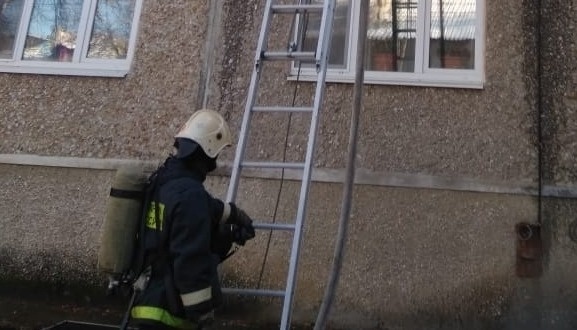 В Нижнем Тагиле в подвале девятиэтажки загорелся мусор. Спасатели эвакуировали 16 человек, трое спасены